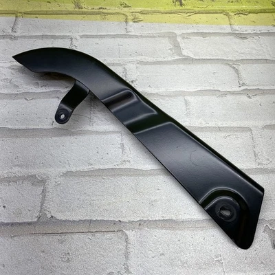 Cubierta protectora de cadena trasera de metal negro Triumph Bonneville T100 T120 OEM Foto 1 de 4