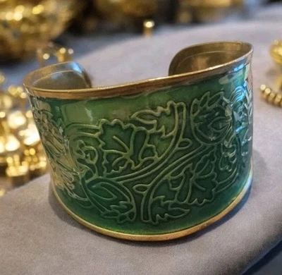 Vintage Brass & Green Enamel Leaf Leaves Vines Embossed Motif Cuff Bracelet - Image 1 of 4