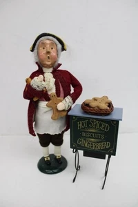 Byers Choice Caroler Lebkuchen Plätzchen Keks Verkäufer Mann mit Ständer 1996 - Bild 1 von 12