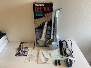 *NO FUNCIONA* Bocina/Saxofón Digital Casio DH-100 Completo con Caja Cargador de CA - Imagen 1 de 11