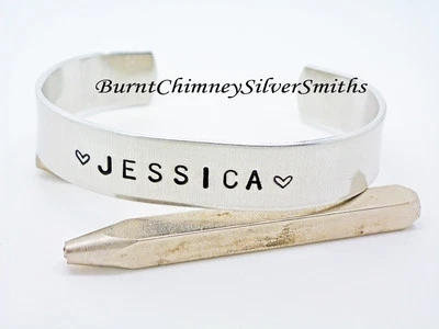 Pulsera con nombre estampada a mano personalizada brazalete de aluminio 3/8 X 6". Foto 1 de 4