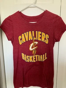 Camiseta deportiva Adidas NBA Cleveland Cavaliers Kyrie Irving para damas pequeña - Imagen 1 de 9