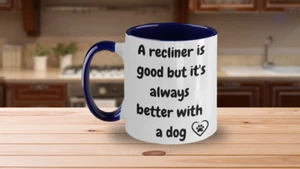 Eine Liege ist gut, aber mit einem Hund ist es immer besser, zweifarbiger Becher 11 Unzen - Bild 1 von 3
