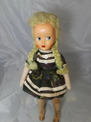 Cara de celuloide vintage niña holandesa alrededor de 1950 16" de alto Foto 1 de 4