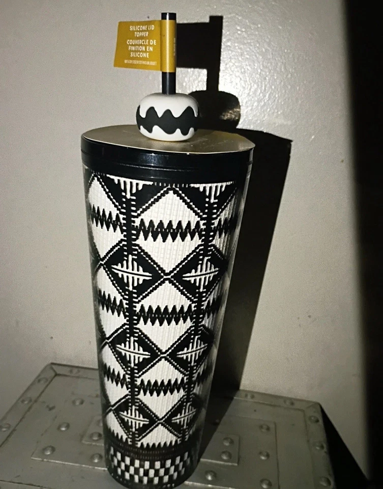 NUEVO - 2025 Vaso Starbucks 24 OZ Tono Akanbi Blanco y Negro Silicona Topper Foto 1 de 2