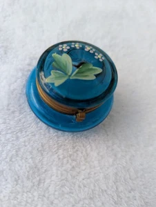 Antiguo Moser bohemio? Caja de baratijas de vidrio azul tarro de pastillas flores broche de latón  - Imagen 1 de 13