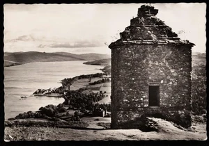Inveraray & LochFyne Duniquaich Dun na Cuaiche Watchtower Scotland RPPC Postcard - Picture 1 of 2