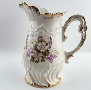 Jarra de porcelana vintage flores violetas en relieve con motivo dorado - Imagen 1 de 8