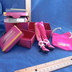 Rainbow High Stella Monroe Pink Zip Boots Black White detail Studio Box Bag Open - Imagen 1 de 3