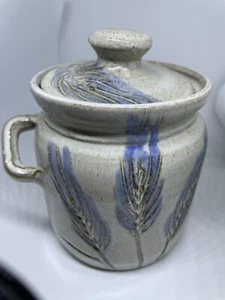 Kleiner blauer weizenglasierter Steinzeug 4,5" Glas Topf Kanne Deckel Salz Zucker Künstler signiert - Bild 1 von 4
