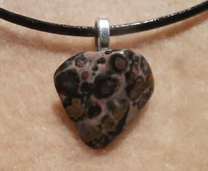 Collar colgante de jaspe de piel de leopardo con cordón de cuero negro broche en tono plateado 18""+ - Imagen 1 de 12