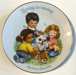 Avon "Loving is Caring" 1989 Mother's Day Plate w/Easel - Picture 1 of 4