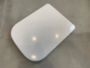 Asiento de inodoro de acrílico de liberación rápida blanco suave moderno 340 mm de ancho por 440 mm - Imagen 1 de 5