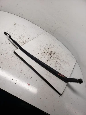 Brazo limpiaparabrisas trasero de vidrio usado se adapta a: 2011 Scion XD grado A Foto 1 de 4