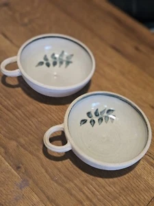 Coppia di ciotole in ceramica artistica da studio con manico firmate Thorpe Pottery - Foto 1 di 8