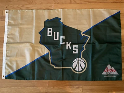 Milwaukee Bucks Bandera 28" x 48” NBA Baloncesto Coors Luz Pared Bandera Foto 1 de 3