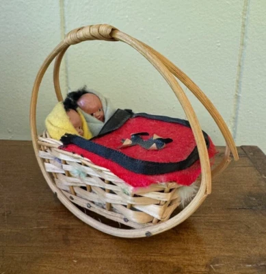 Винтажные ПЛАСТИКОВЫЕ/целлулоидные индейские младенцы-близнецы в корзине колыбель маленькая - Изображение 1 из 4