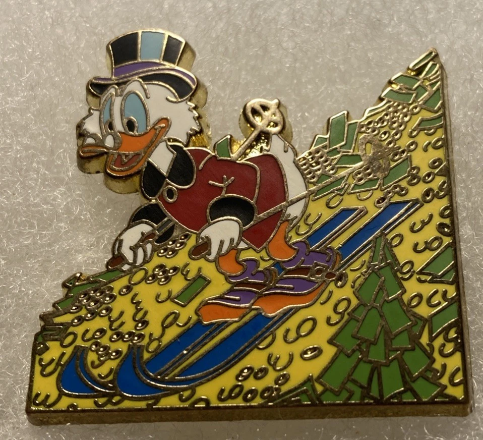 Заколка Scrooge McDuck Skiing In His Money Bin - Изображение 1 из 1