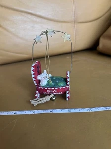 Babys erster Weihnachtsschmuck Bär in der Wiege Krippe  - Bild 1 von 3