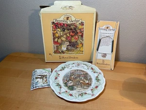 Piatto Royal Doulton Barklem’s Brambley Hedge The Discovery 8" in scatola con gancio - Foto 1 di 8