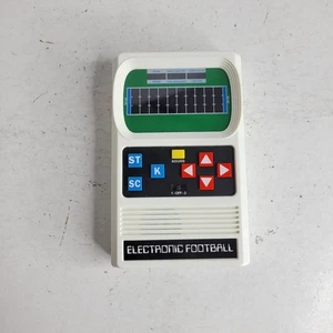 Juego portátil de fútbol electrónico clásico Mattel años 2000 - probado y funcionando - Imagen 1 de 6