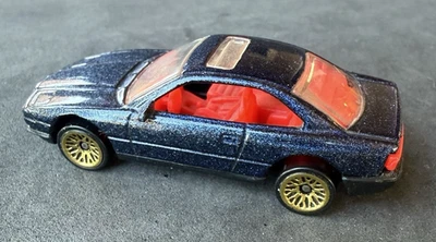 BMW 850I azul índigo metálico Hot Wheels con llantas doradas Foto 1 de 4