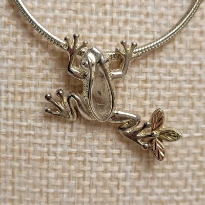 Colgante Rana Árbol Oro Colinas Negras 12K y Collar Deslizable Plata de Ley 925 20"  Foto 1 de 4