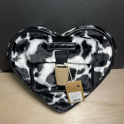 MOCHILA CON ESTAMPADO DE VACA DE PIEL SINTÉTICA EN FORMA DE CORAZÓN Dr. Martens Negra Blanca ENVÍOS DESDE EE. UU. Foto 1 de 4
