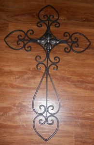 Croce ornata da parete sospesa in ferro dipinto nero 24" x 15 1/2" - Foto 1 di 3