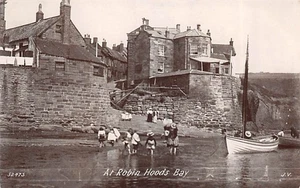 PADDLING ROBIN HOOD'S BAY YORKSHIRE FOTO REAL POSTAL 1910 CAPUCHAS DE SAN VALENTÍN - Imagen 1 de 2