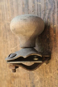 Alter Selbstmordknopf mit Holzknauf / Metallboden - Bild 1 von 6