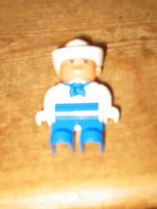 DUPLO LEGO POLICE SHERRIFF BIG HAT MAN STANDS SIT PLAYFIGURE SET  SPARE REPLACE - Picture 1 of 1