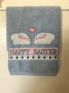 Frohe Ostern und Hasen Ostern Bad Handtuch hellblau Handarbeit - Bild 1 von 4