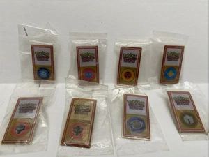 NEU Menge 8 2001 Pokemon Sammelkartenspiel Liga Johto Gym Pin Abzeichen - VERSIEGELT - Bild 1 von 9