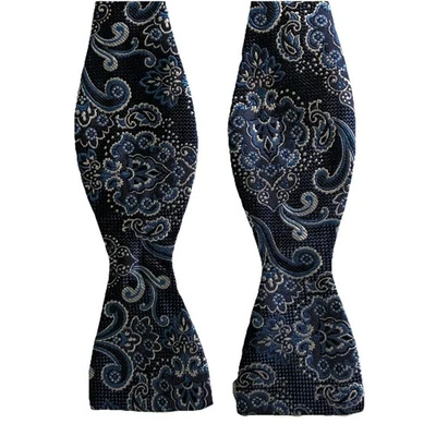 Pajarita Nicole Miller Jacquard Seda Azul Blanco Paisley Tallas 13 1/2 - 18 1/4 Usada en Excelente Condición Foto 1 de 4