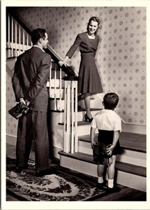 Mrs. Ralph Bartholomäus hübsches Mädchen kommt die Treppe hinunter für Geschenke Postkarte - Bild 1 von 5