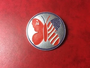Pin Button Badge USSR USA  " THE BUTTERFLY OF FRIENDSHIP ". - Picture 1 of 2