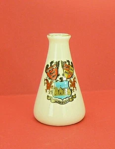 GOSS Crested China - Miniature CONICAL VASE - Crested for LLANDUDNO (Wales)  Vgc - Imagen 1 de 2