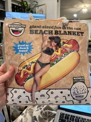 Manta de playa Big Mouth Inc tamaño gigante perro caliente toalla con almohada adicional 60x48 nueva en paquete Foto 1 de 4