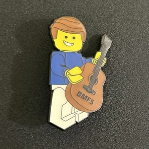 Billy Strings Lego Minifiguren Pin BMFS #D 1/10 Wir haben Pins - keine Kappenrückseiten siehe Bilder! - Bild 1 von 4