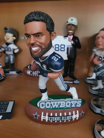 Ezekiel Elliott Dallas Cowboys bobblehead Legends Field football Base RARE 2018 Cover