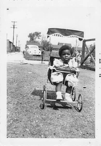 Cochecito de bebé afroamericano vintage original fotografía instantánea de calle 1958 - Imagen 1 de 2