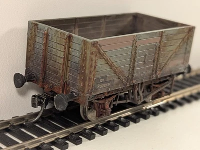 Bachmann Branchline OO Gauge 7-Plank Wagon – P45129 (Weathered) - Image 1 of 4