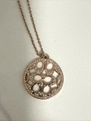 Collar medallón pavé de oro rosa Coach con C abierta Foto 1 de 2