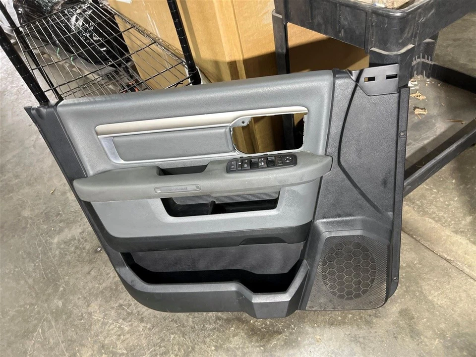 Отделочная панель передней двери водителя 2016 Ram 1500 б/у от оригинального производителя - Изображение 1 из 4