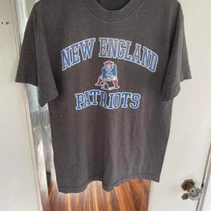 Camiseta gris y azul de los New England Patriots #NFL - Imagen 1 de 3