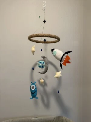 Móvil para bebé de fieltro planeta/espacio | Decoración de guardería | Regalos para baby shower Foto 1 de 4