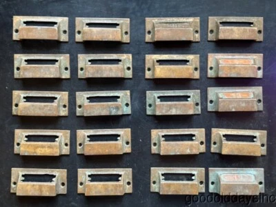 Lote de 20 puxadores/alças de gaveta numerados antigos de latão/bronze  - Imagem 1 de 4