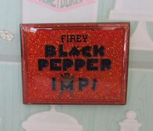 Prendedor Harry Potter Firey Black Pepper Imps Honeydukes NYC 2019 LE1000 NUEVO - Imagen 1 de 2