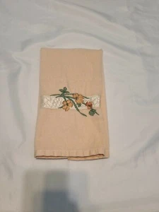 Vntg Saturday Knight LTD Hand Towel Peach Flowers - Picture 1 of 5